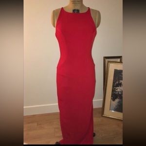 Robe de bal rouge avec bretelles qui se croisent de différentes flacons